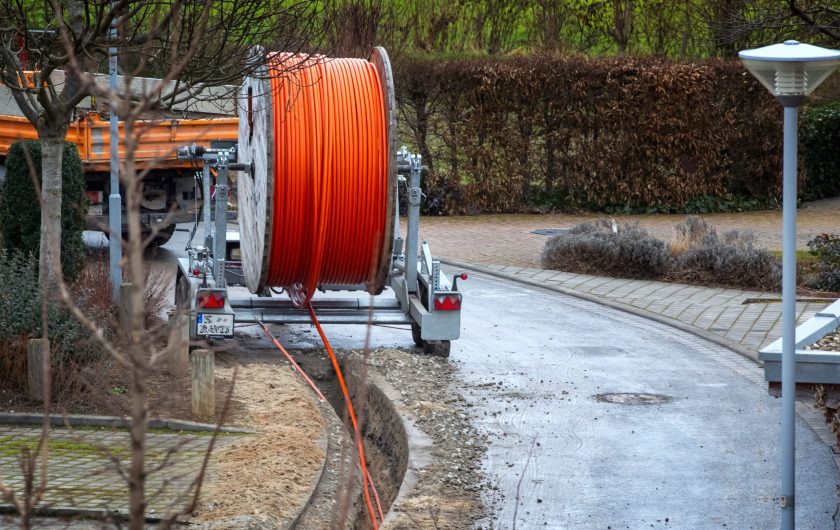 Netzausbau, auf der Baustelle wird Glasfaserkabel verlegt, für schnelleres Internet.